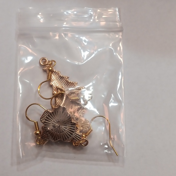 NWT Bundle of Two Pairs of Adorable Gold Christmas Earrings!! - Picture 6 of 7